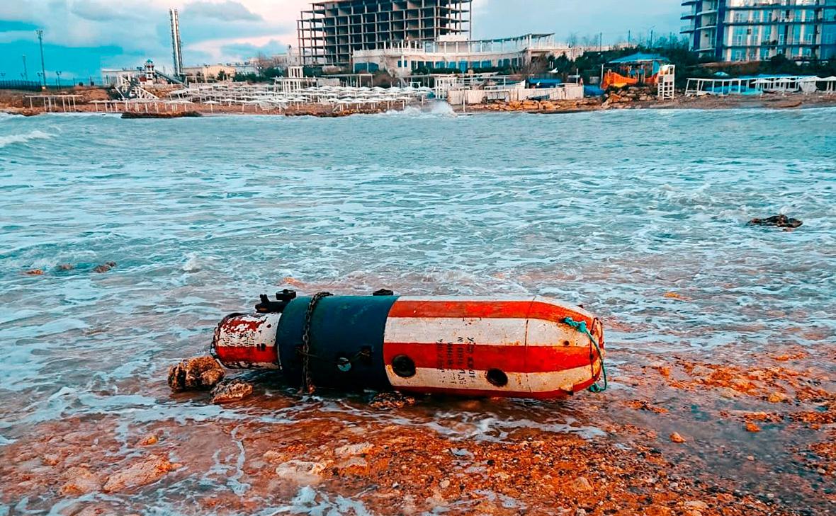 В Севастополе шторм выбросил на берег учебную мину